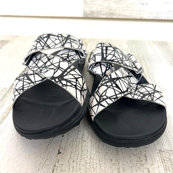 Merrell Women’s 7 Around Town White Black Leather Strap Sandals New - Picture 2 of 8